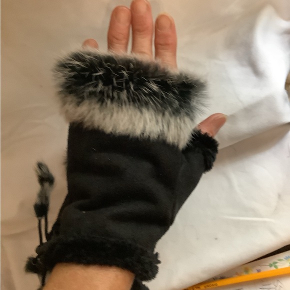 NEW Black Fingerless Texting Gloves with black & white Faux Fur Trim - Picture 4 of 5